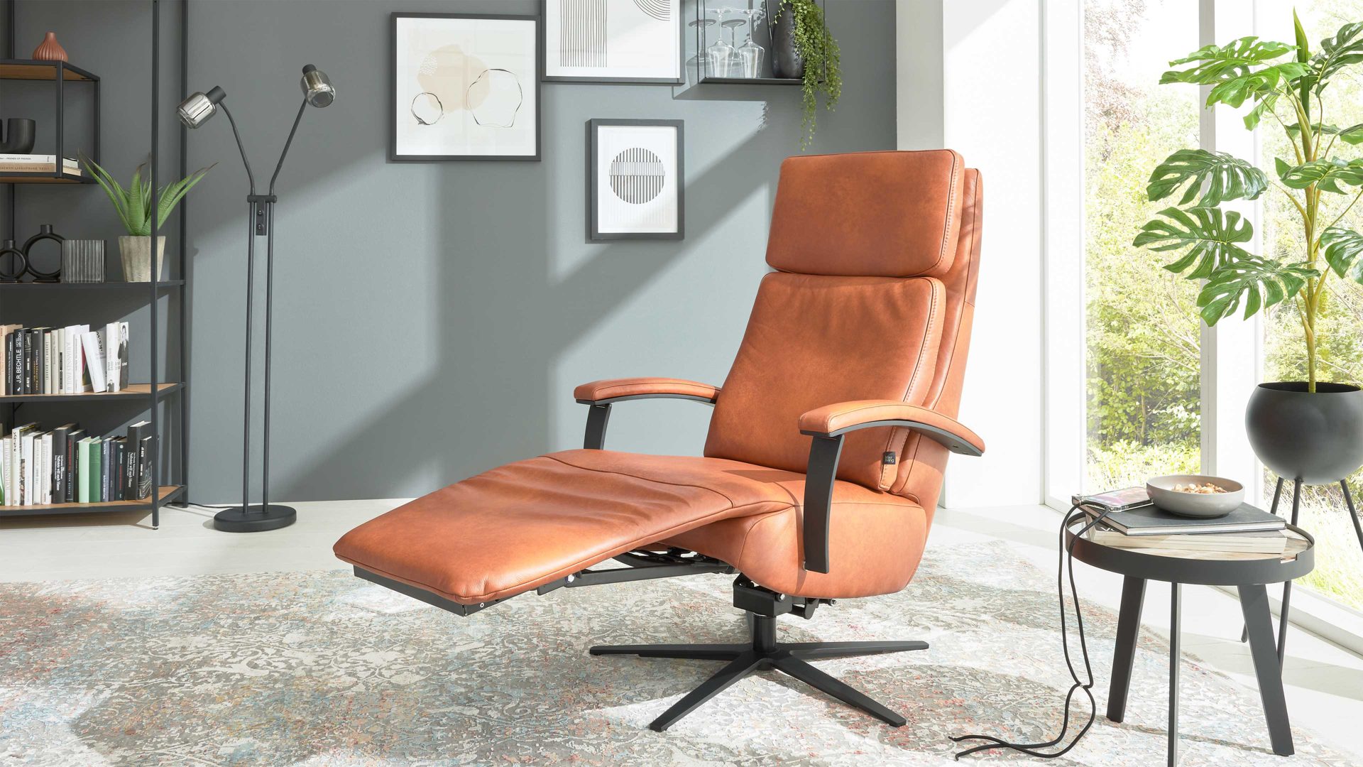 Relaxsessel Interliving aus Leder in Hellbraun Interliving Sofa Serie 4541 – Relaxsessel C manuell - cognacfarbenes LongLife-Leder Cloudy & Sternfuß V4S