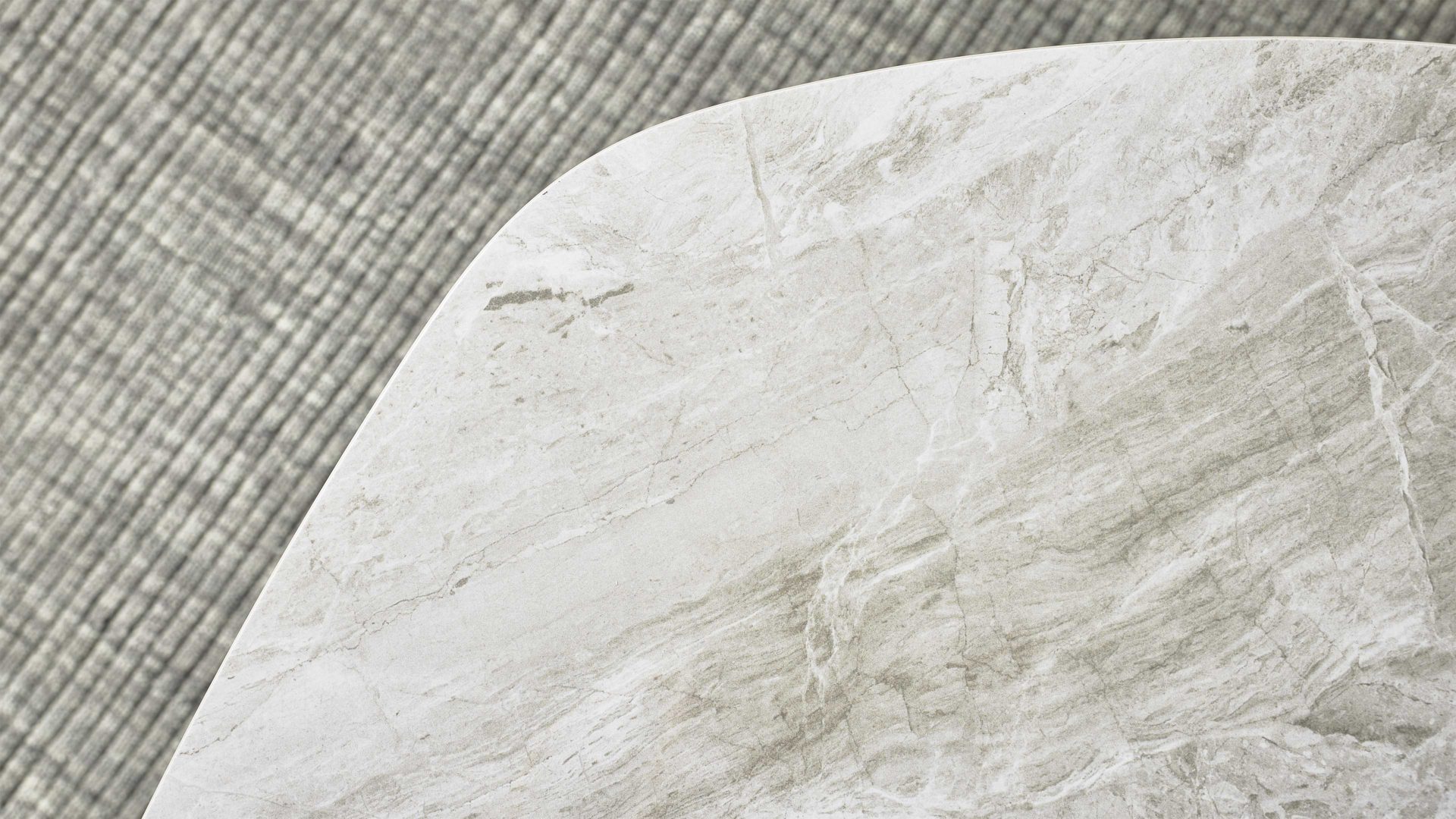 Couchtisch Interliving aus Keramik in Hellgrau Interliving Couchtisch Serie 6219 - Funktions-Couchtisch Marmoroptik Emperador & schwarzer Stahl - ca. 88 x 75 cm