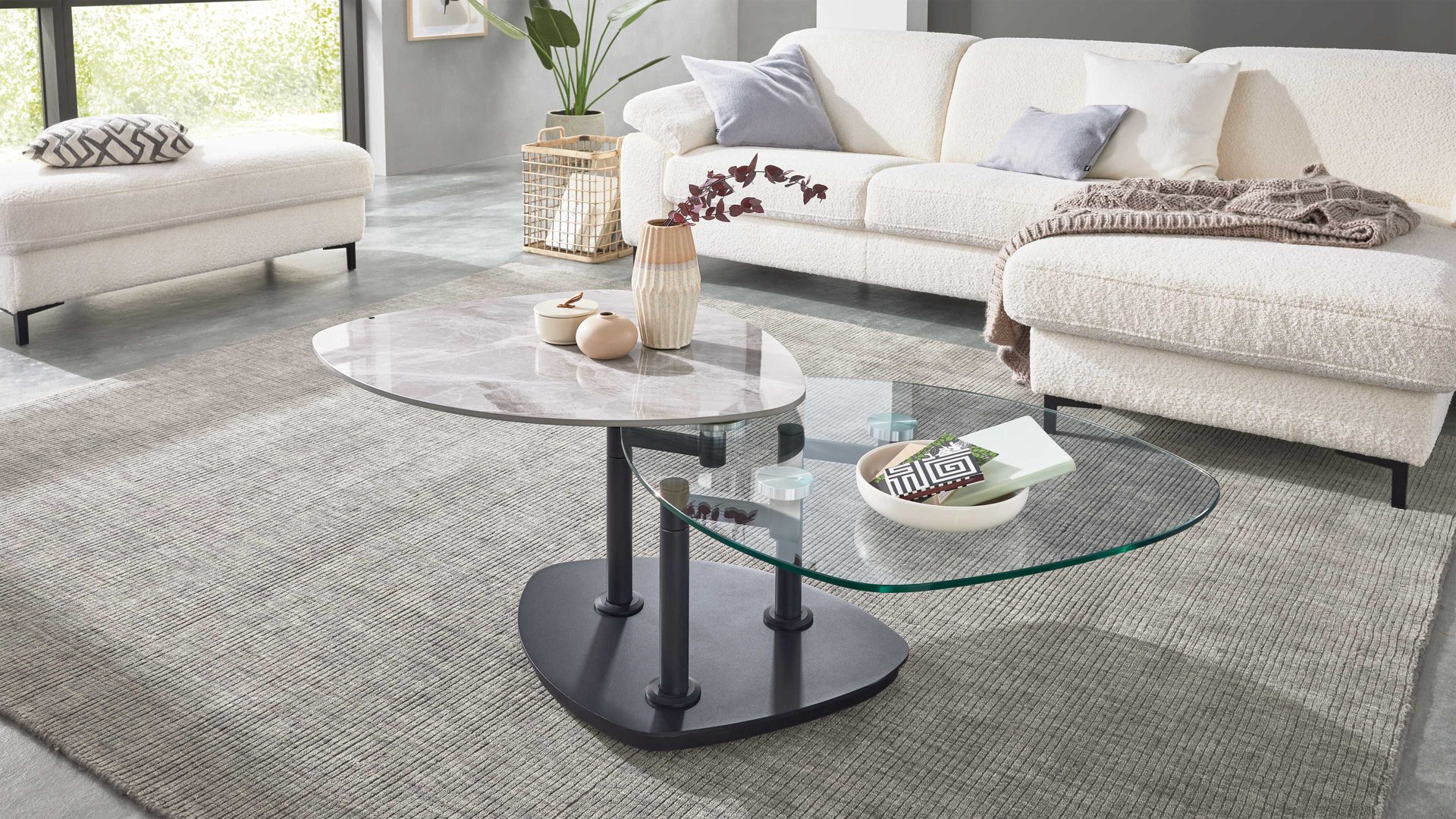 Couchtisch Interliving aus Keramik in Hellgrau Interliving Couchtisch Serie 6219 - Funktions-Couchtisch Marmoroptik Emperador & schwarzer Stahl - ca. 88 x 75 cm