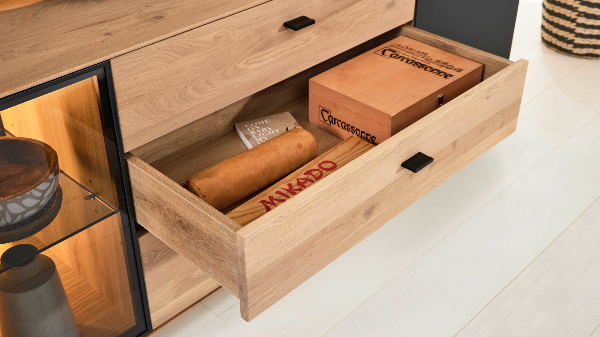 Lowboard Interliving aus Holz in Holzfarben Interliving Wohnzimmer Serie 2025 - Lowboard 32 Wildeiche, Anthrazit & Kork - Breite ca. 195 cm