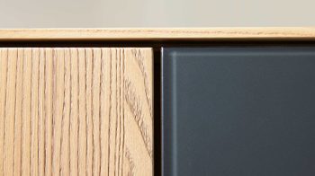 Lowboard Interliving aus Holz in Holzfarben Interliving Wohnzimmer Serie 2025 - Lowboard Wildeiche, Anthrazit & Kork - Breite ca. 195 cm