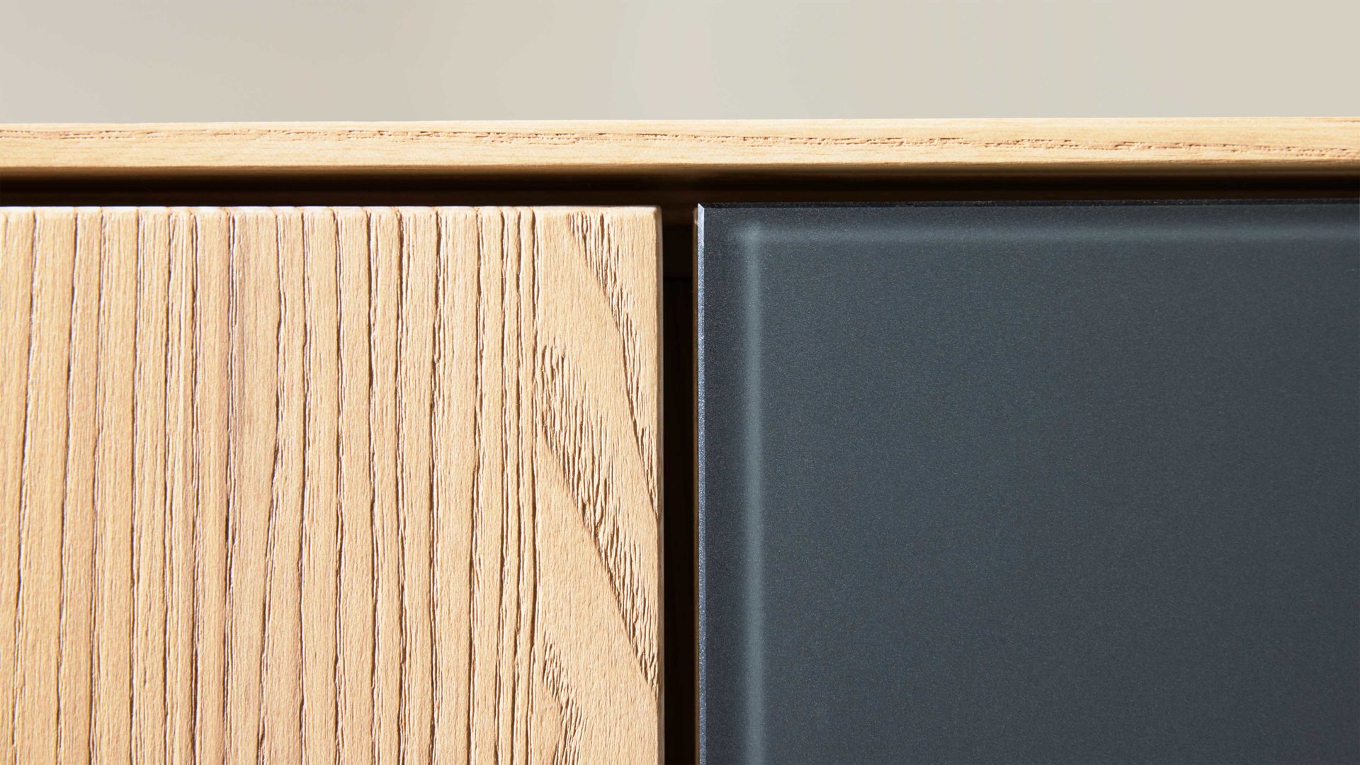 Sideboard Interliving aus Holz in Holzfarben Interliving Wohnzimmer Serie 2025 - Sideboard 20 Wildeiche, Anthrazit & Kork - vier Türen, zwei Schubladen, Breite ca. 175 cm