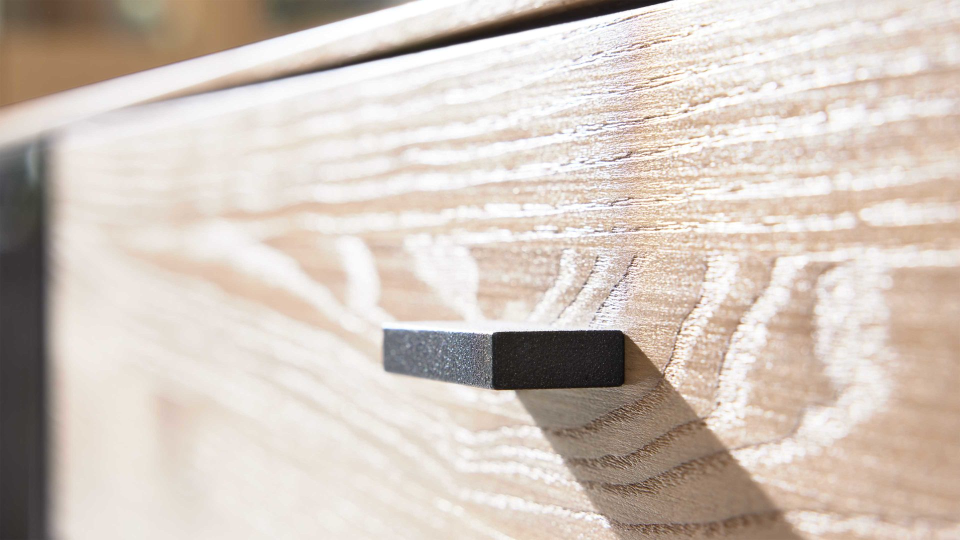 Vitrine Interliving aus Holz in Holzfarben Interliving Wohnzimmer Serie 2025 - Vitrine Wildeiche, Anthrazit & Kork - drei Türen, Höhe ca. 209 cm