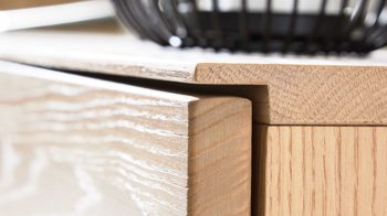 Lowboard Interliving aus Holz in Holzfarben Interliving Wohnzimmer Serie 2025 - Lowboard 30 Wildeiche, Anthrazit & Kork - Breite ca. 165 cm