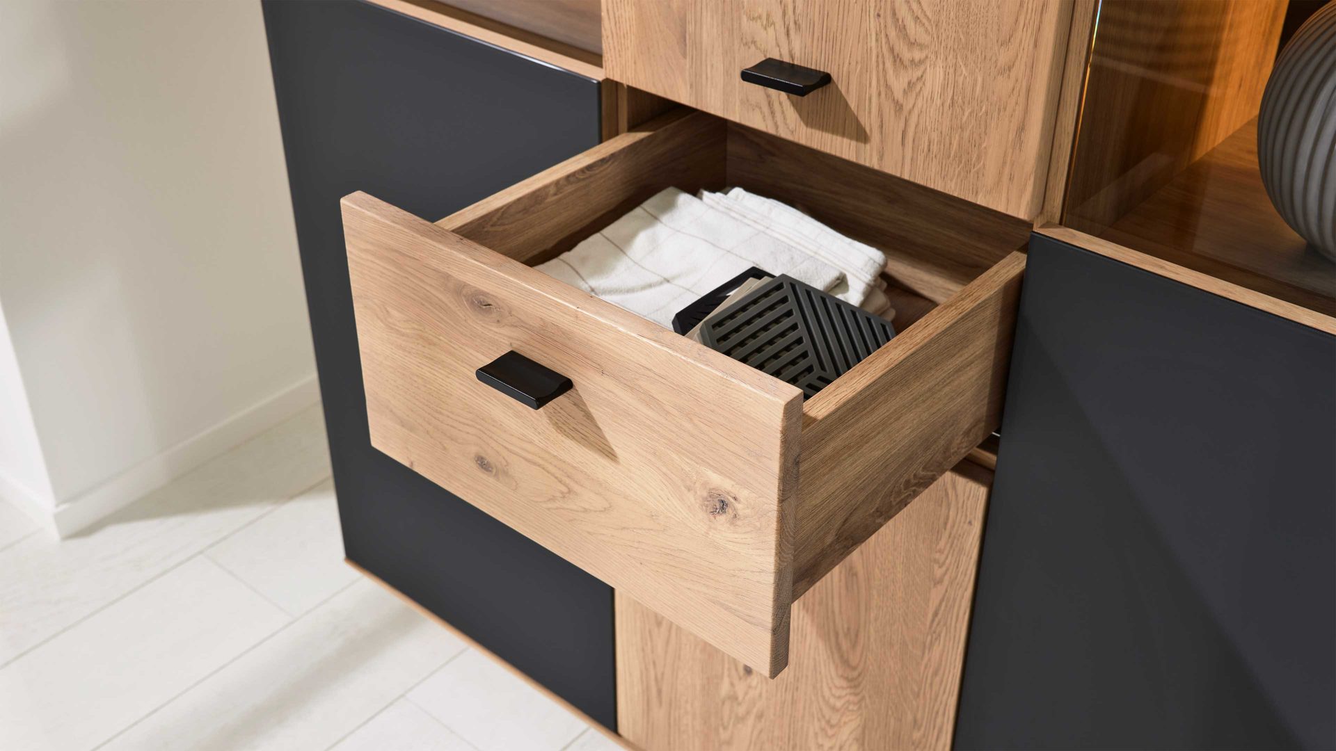 Highboard Interliving aus Holz in Holzfarben Interliving Wohnzimmer Serie 2025 - Highboard 22 Wildeiche, Anthrazit & Kork - vier Türen, eine Schublade, Breite ca. 116 cm