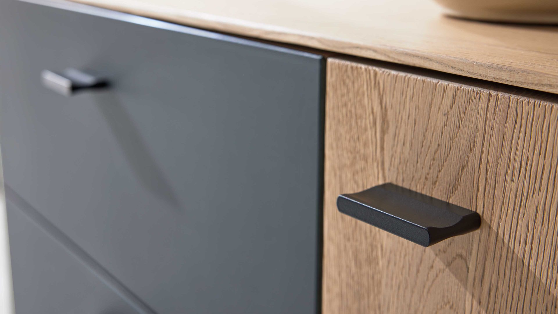 Sideboard Interliving aus Holz in Holzfarben Interliving Wohnzimmer Serie 2025 - Sideboard 20 Wildeiche, Anthrazit & Kork - vier Türen, zwei Schubladen, Breite ca. 175 cm