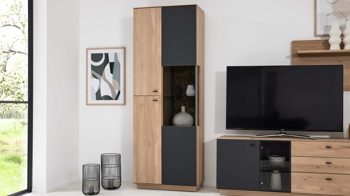 Vitrine Interliving aus Holz in Holzfarben Interliving Wohnzimmer Serie 2025 - Vitrine 01 Wildeiche, Anthrazit & Kork - drei Türen, Höhe ca. 209 cm