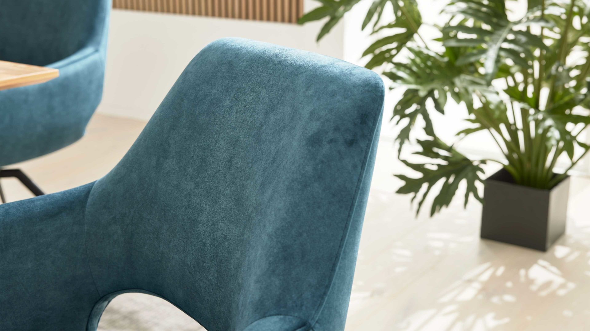 Polsterstuhl Interliving aus Kunstfaser in Petrol Interliving Esszimmer Serie 5112 - Schalenstuhl V231 petrolfarbene Mikrofaser Dubai PY & anthrazitfarbenes Metall