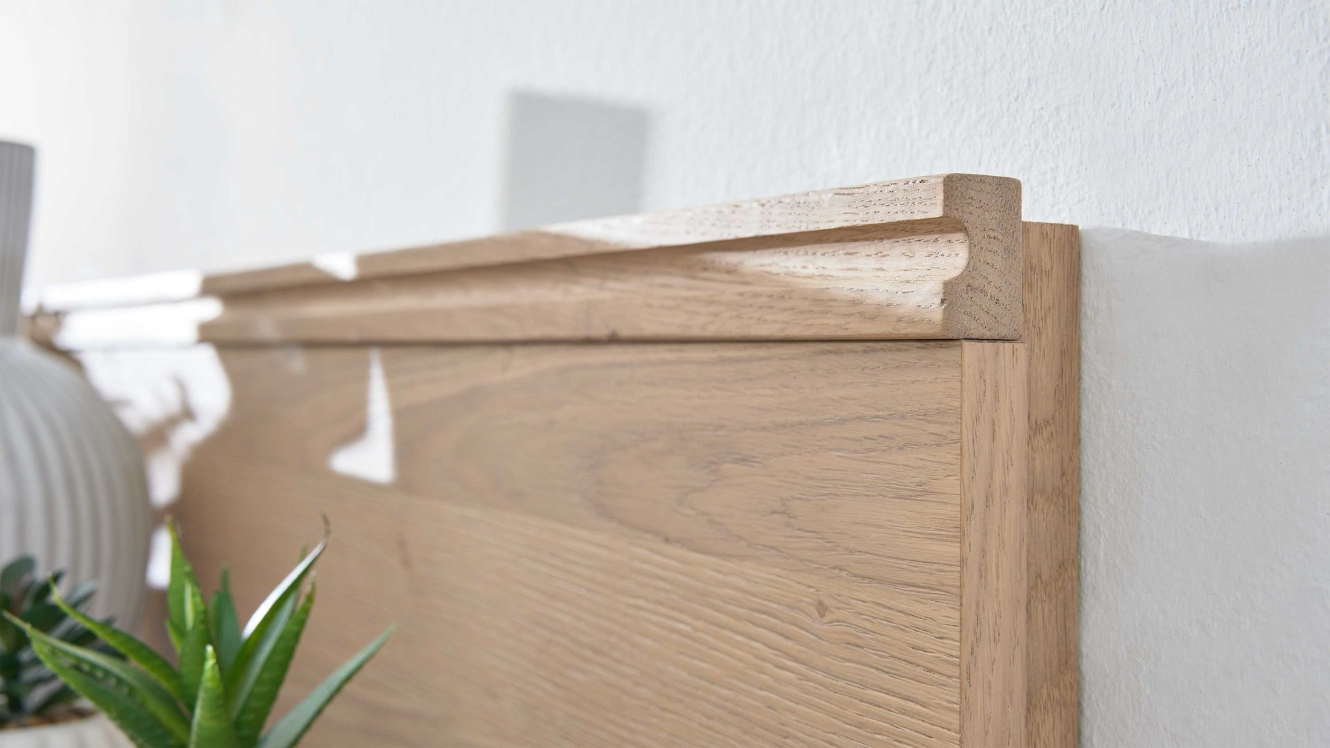 Wandregal Interliving aus Holz in Holzfarben Interliving Wohnzimmer Serie 2025 - Wandregal Wildeiche & Parsolglas - Länge ca. 150 cm