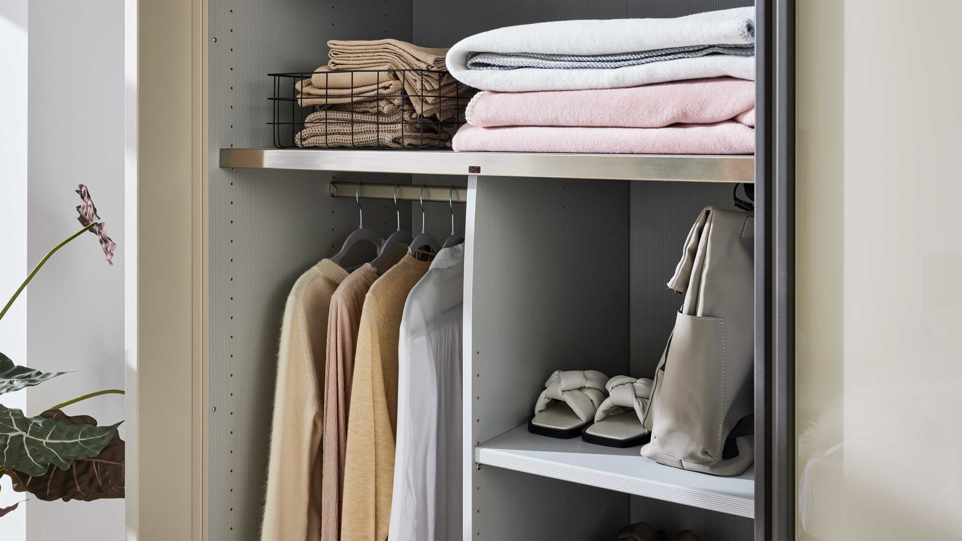 Kleiderschrank Interliving aus Holz in Hellgrau Interliving Kleiderschrank Serie 1205 – Schwebetürenschrank 637 Champagner & Schiefer – drei Türen, Breite ca. 300 cm