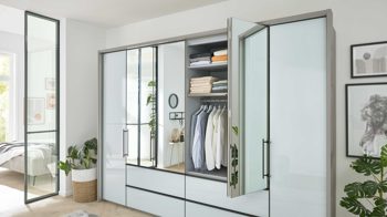 Kleiderschrank Interliving aus Holz in Weiß Interliving Kleiderschrank Serie 1205 – Falttürenschrank Weiß & Kieselgrau – sechs Türen, vier Schubladen, Breite ca. 300 cm