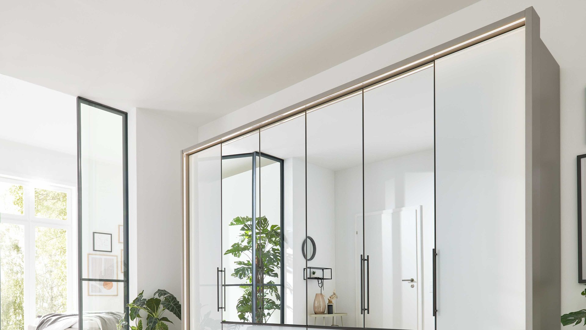 Kleiderschrank Interliving aus Holz in Weiß Interliving Kleiderschrank Serie 1205 – Falttürenschrank Weiß & Kieselgrau – sechs Türen, vier Schubladen, Breite ca. 300 cm