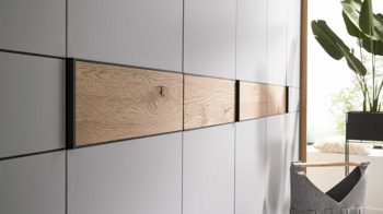 Kleiderschrank Interliving aus Holz in Hellgrau Interliving Kleiderschrank Serie 1207 – Kleiderschrank Satingrau & Wildeiche - sechs Türen, Breite ca. 269 cm