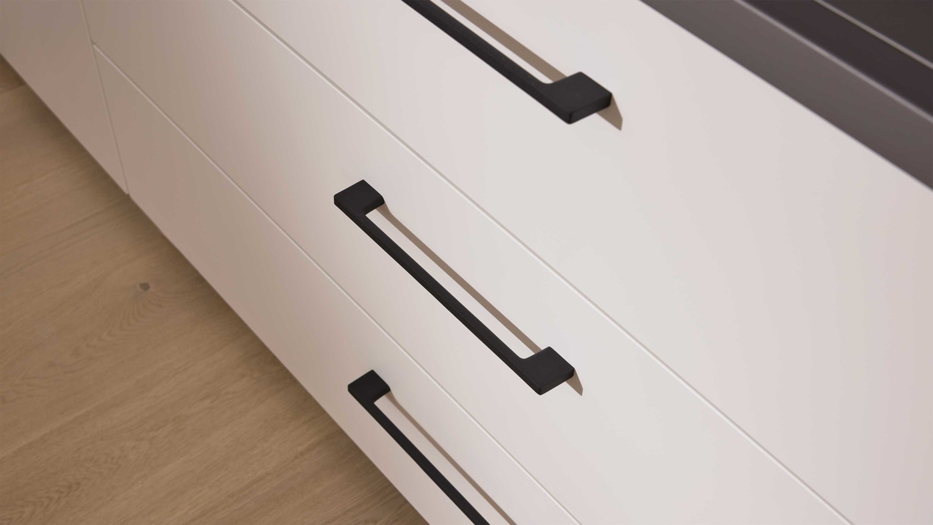 Kleiderschrank Interliving aus Holz in Grau Interliving Kleiderschrank Serie 1207 – Kleiderschrank mit TV-Nische Weiß & Manhattan – sechs Türen, zwei Schubladen, Breite ca. 302 cm