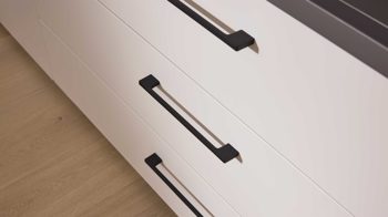 Kleiderschrank Interliving aus Holz in Grau Interliving Kleiderschrank Serie 1207 – Kleiderschrank mit TV-Nische Weiß & Manhattan – sechs Türen, zwei Schubladen, Breite ca. 302 cm