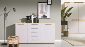 Kombikommode Interliving aus Holz in Hellgrau Interliving Kleiderschrank Serie 1207 – Kombikommode Satingrau & Wildeiche – zwei Türen, fünf Schubladen, Breite ca. 151 cm