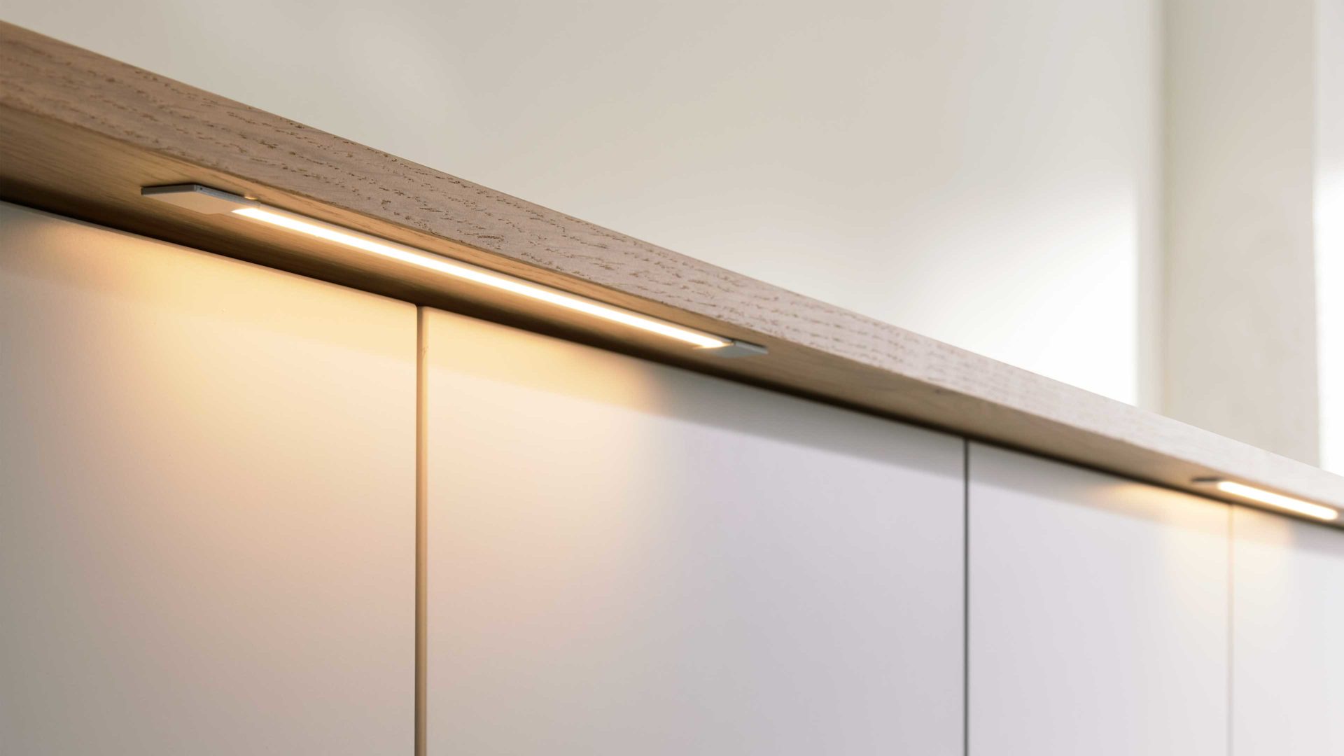 Möbelbeleuchtung Interliving aus Kunststoff in Weiß Interliving Kleiderschrank Serie 1207 – Stab-Beleuchtungs-Set 90354 vierteilig