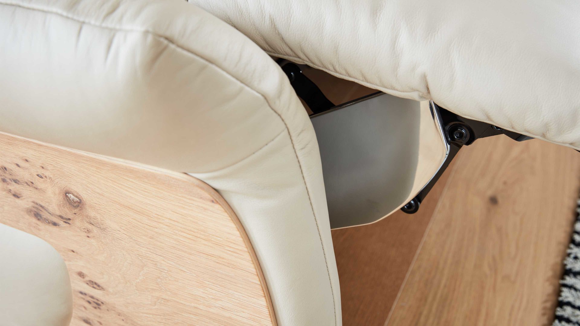 Ecksofa comfortmaster besser sitzen, liegen, leben aus Leder in Weiß Comfortmaster 4160 - Relax-Wohnlandschaft mit Funktionen klifffarbenes LongLife-Leder – Stellfläche ca. 305 x 166 cm