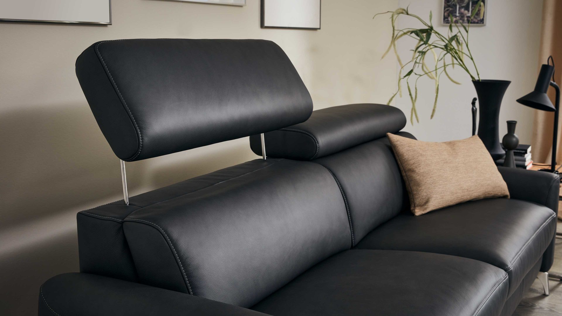 Dreisitzer comfortmaster besser sitzen, liegen, leben aus Leder in Schwarz Comfortmaster 1181 Spektra - Dreisitzer 168 N mit Wall-Free kohlefarbenes LongLife-Leder LG18 – Breite ca. 215 cm