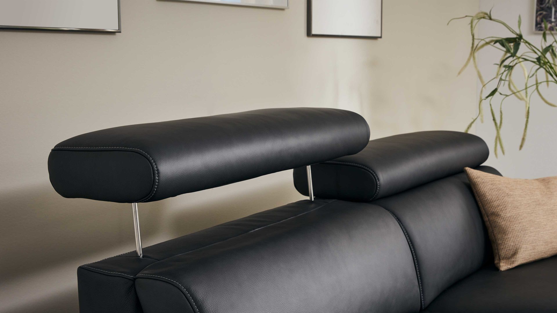 Dreisitzer comfortmaster besser sitzen, liegen, leben aus Leder in Schwarz Comfortmaster 1181 Spektra - Dreisitzer 368 M kohlefarbenes Longlife-Leder LG18 – Breite ca. 215 cm