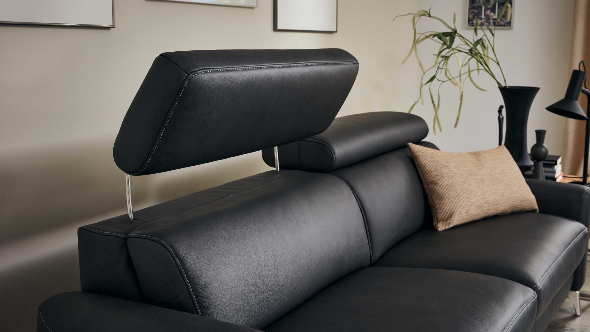 Dreisitzer comfortmaster besser sitzen, liegen, leben aus Leder in Schwarz Comfortmaster 1181 Spektra - Dreisitzer 368 M kohlefarbenes Longlife-Leder LG18 – Breite ca. 215 cm