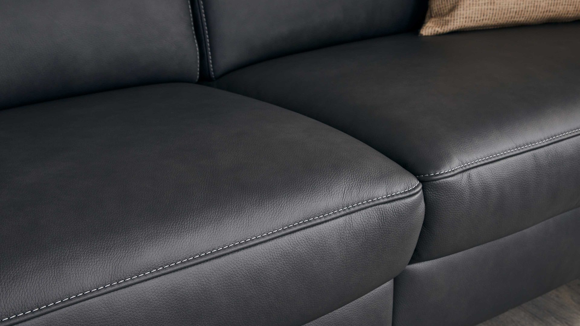 Dreisitzer comfortmaster besser sitzen, liegen, leben aus Leder in Schwarz Comfortmaster 1181 Spektra - Dreisitzer 168 N mit Wall-Free kohlefarbenes LongLife-Leder LG18 – Breite ca. 215 cm