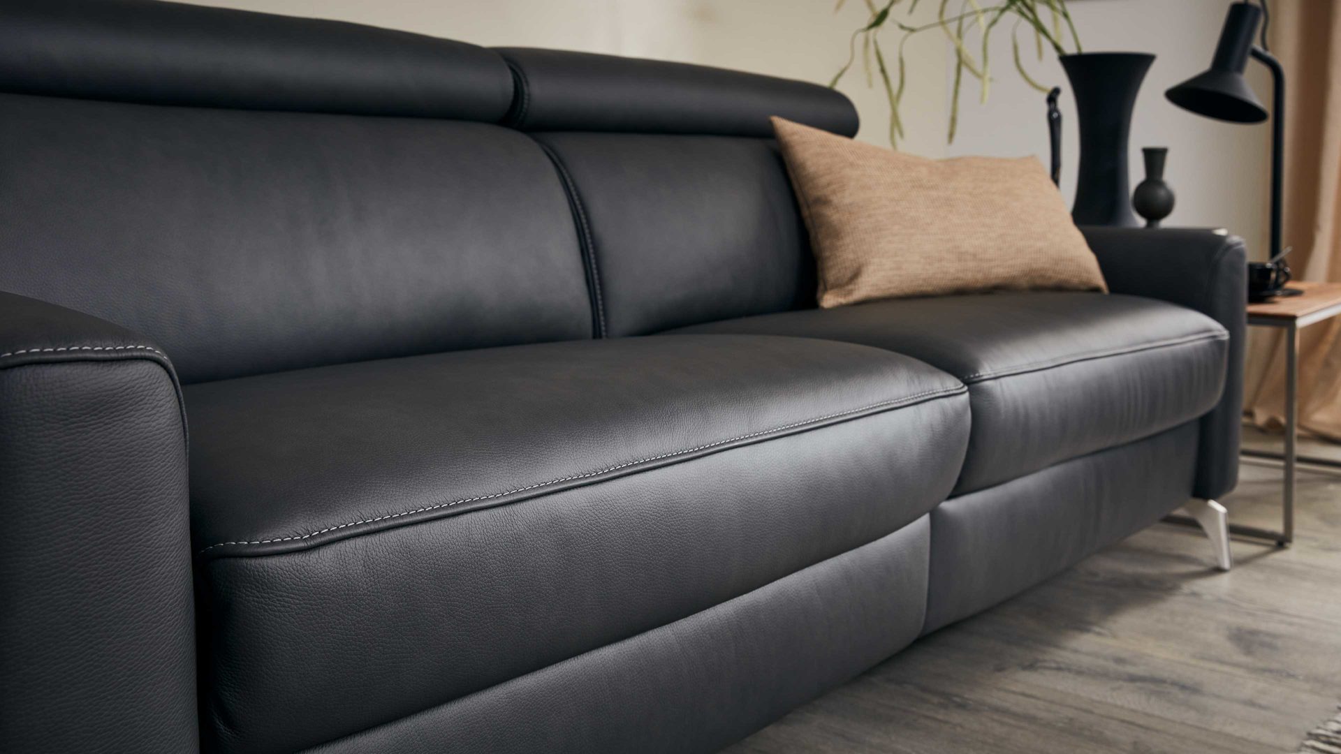 Dreisitzer comfortmaster besser sitzen, liegen, leben aus Leder in Schwarz Comfortmaster 1181 Spektra - Dreisitzer 168 N mit Wall-Free kohlefarbenes LongLife-Leder LG18 – Breite ca. 215 cm