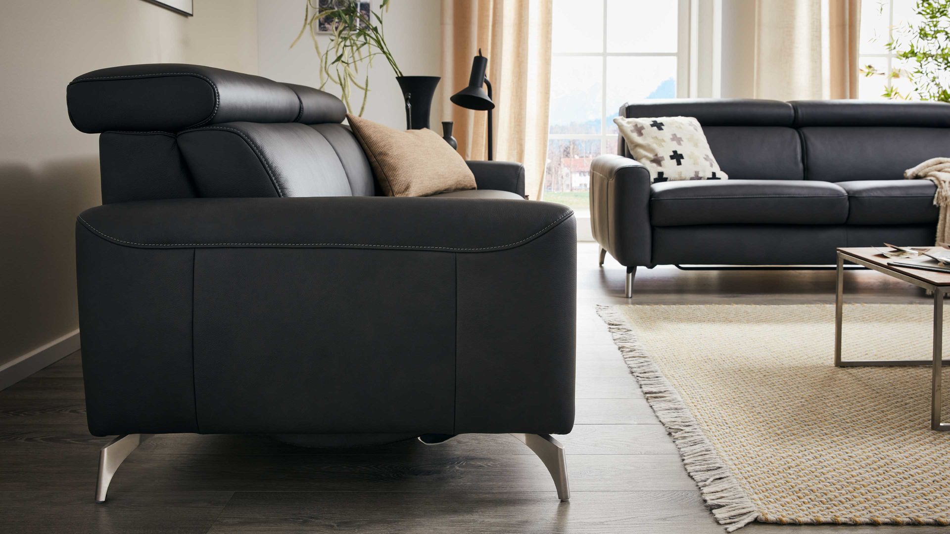 Dreisitzer comfortmaster besser sitzen, liegen, leben aus Leder in Schwarz Comfortmaster 1181 Spektra - Dreisitzer 368 M kohlefarbenes Longlife-Leder LG18 – Breite ca. 215 cm