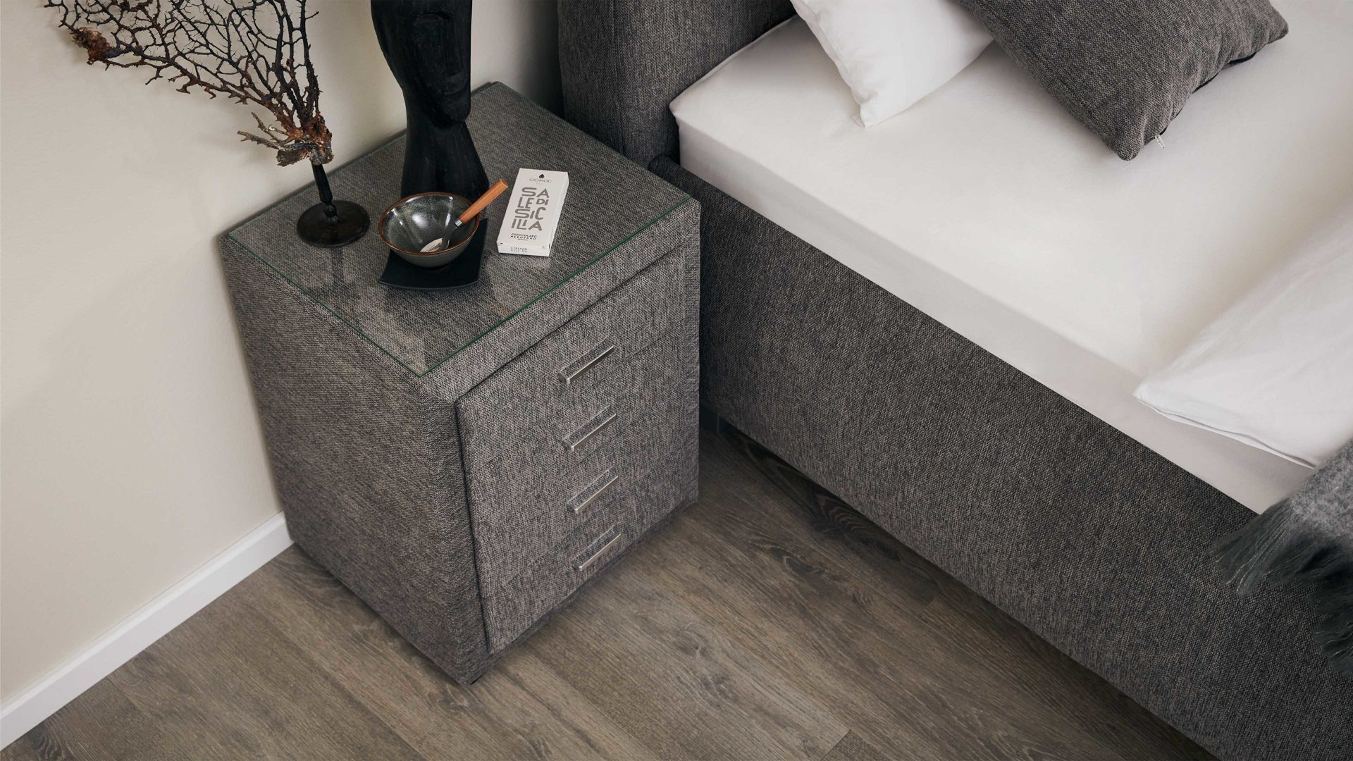 Nachtkommode comfortmaster besser sitzen, liegen, leben aus Stoff in Grau Comfortmaster Messina - Nachtkommode 43 graue Mikrofaser Brego 321100 – vier Schubladen