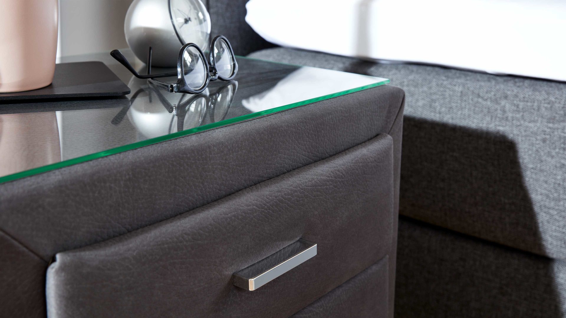 Nachtkommode comfortmaster besser sitzen, liegen, leben aus Stoff in Anthrazit Comfortmaster Magnum - Nachtkommode 47 anthrazitfarbenes Kunstleder Santiago 472000 – vier Schubladen