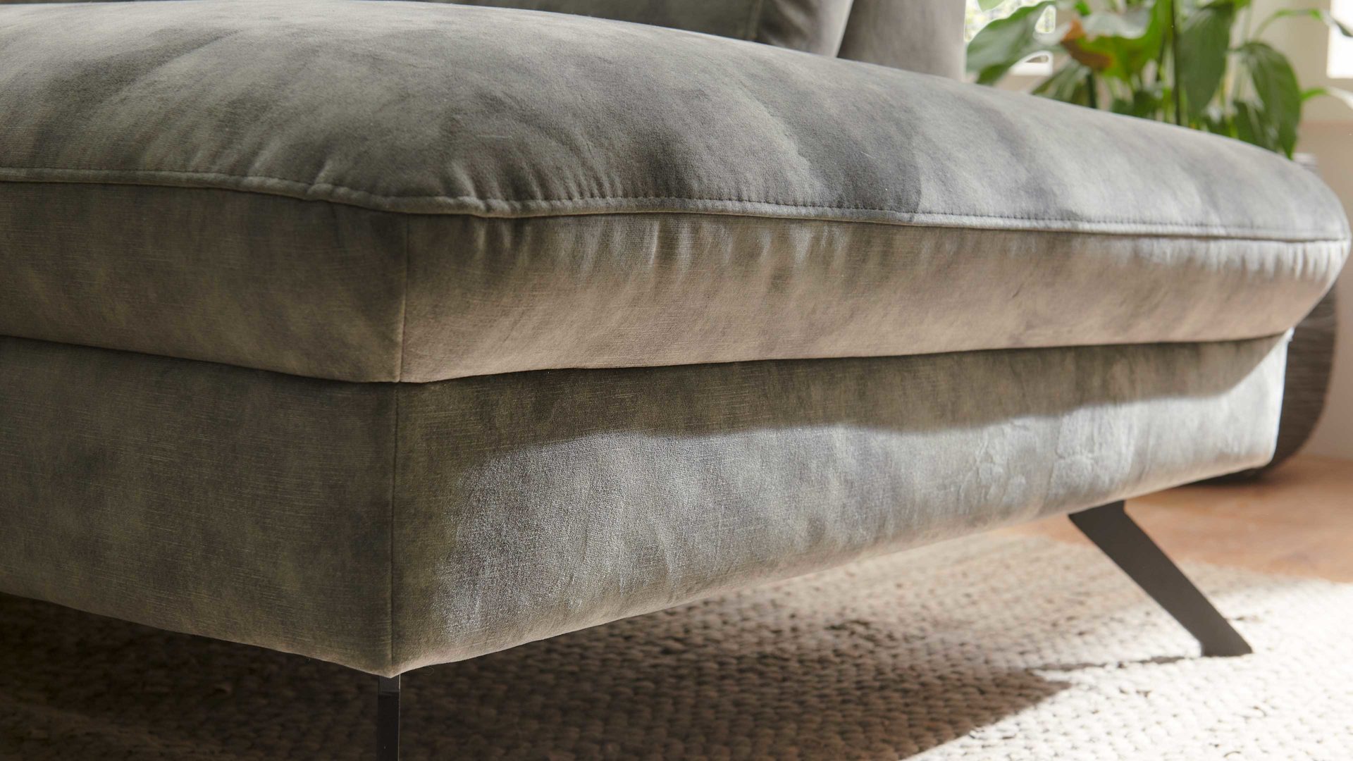 Ecksofa modulmaster aus Stoff in Dunkelgrün Modulmaster MM-ZE1162 - Wohnlandschaft mit Federkern moosfarbener Velours Amira & schwarze Metallfüße - Stellfläche ca. 346 x 227 cm