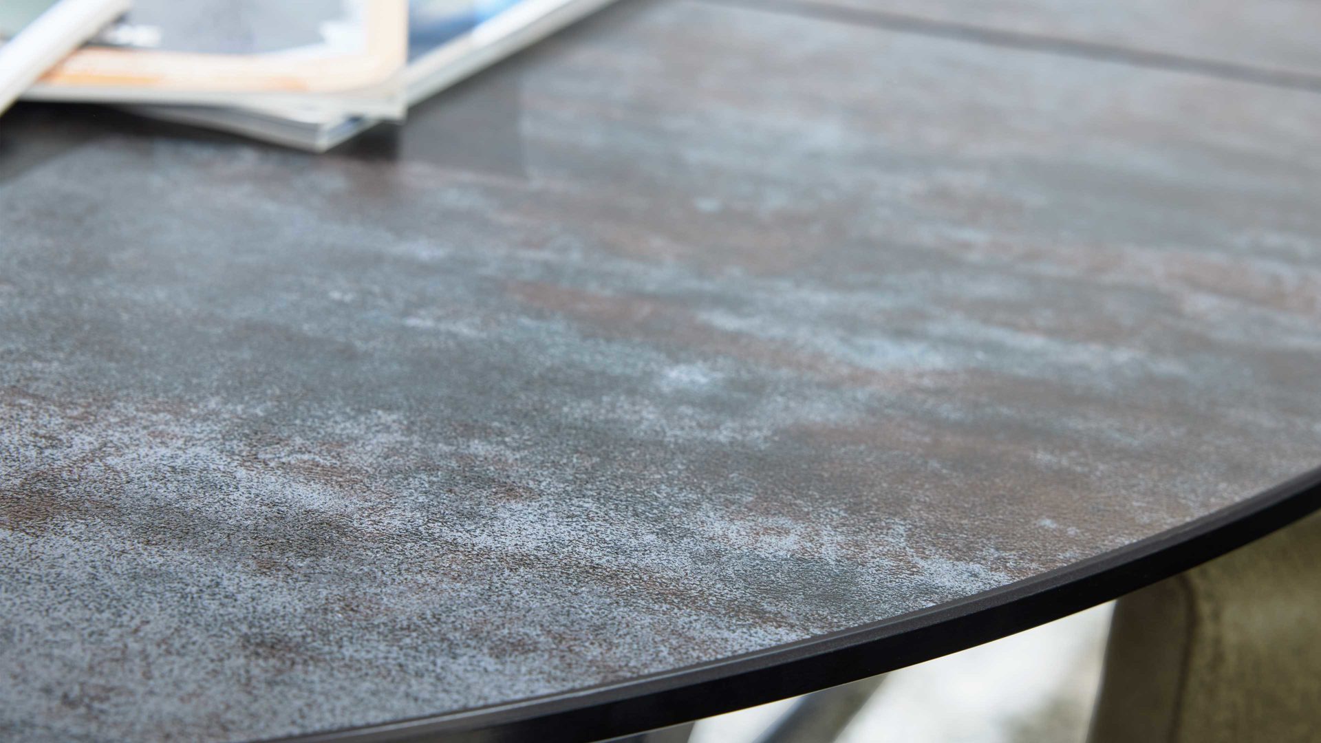 Auszugtisch Interliving aus Keramik in Dunkelgrau Interliving Esszimmer Serie 5104 – Auszugtisch dunkelgraue Tischplatte Industrial & schwarzes Metallgestell – Durchmesser ca. 120-180 cm