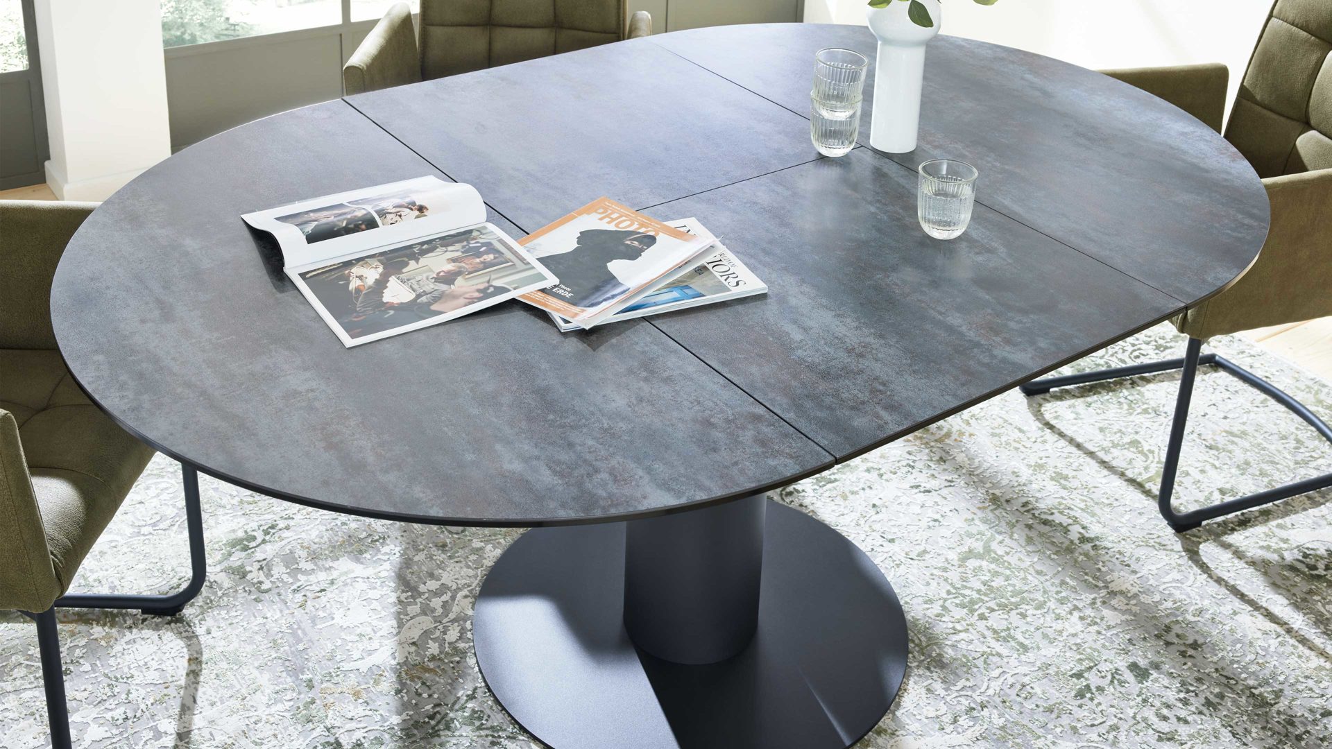 Auszugtisch Interliving aus Keramik in Dunkelgrau Interliving Esszimmer Serie 5104 – Auszugtisch dunkelgraue Tischplatte Industrial & schwarzes Metallgestell – Durchmesser ca. 120-180 cm