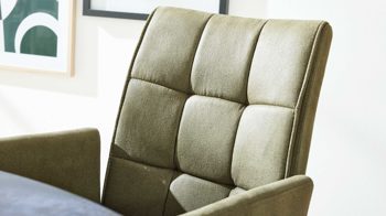 Tischgruppe Interliving aus Keramik in Dunkelgrau Interliving Esszimmer Serie 5104 – Essgruppe mit Ausziehtisch farngrüne Mikrofaser Fern, dunkelgraue Tischplatte Industrial & schwarzes Metall