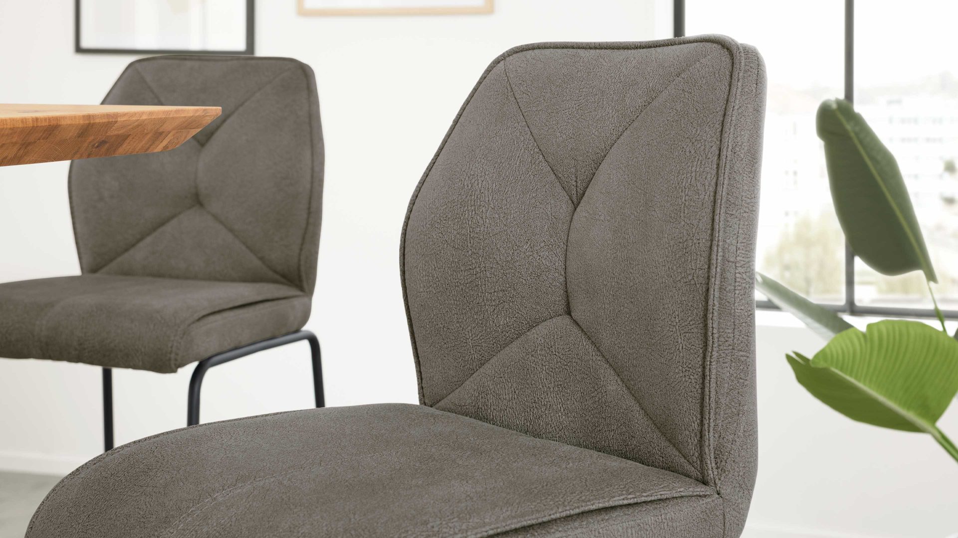 Barstuhl Interliving aus Kunstfaser in Dunkelgrau Interliving Esszimmer Serie 5104 – Barstuhl dunkelgraue Mikrofaser Onyx & mattschwarzes Vierkantrohr