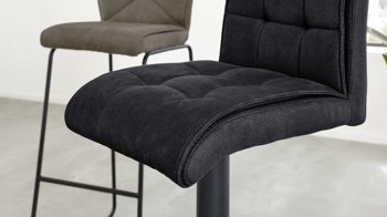 Barstuhl Interliving aus Kunstfaser in Schwarz Interliving Esszimmer Serie 5104 – Barstuhl mit Drehfunktion BL64 carbonschwarze Mikrofaser Night & mattschwarzer Tellerfuß