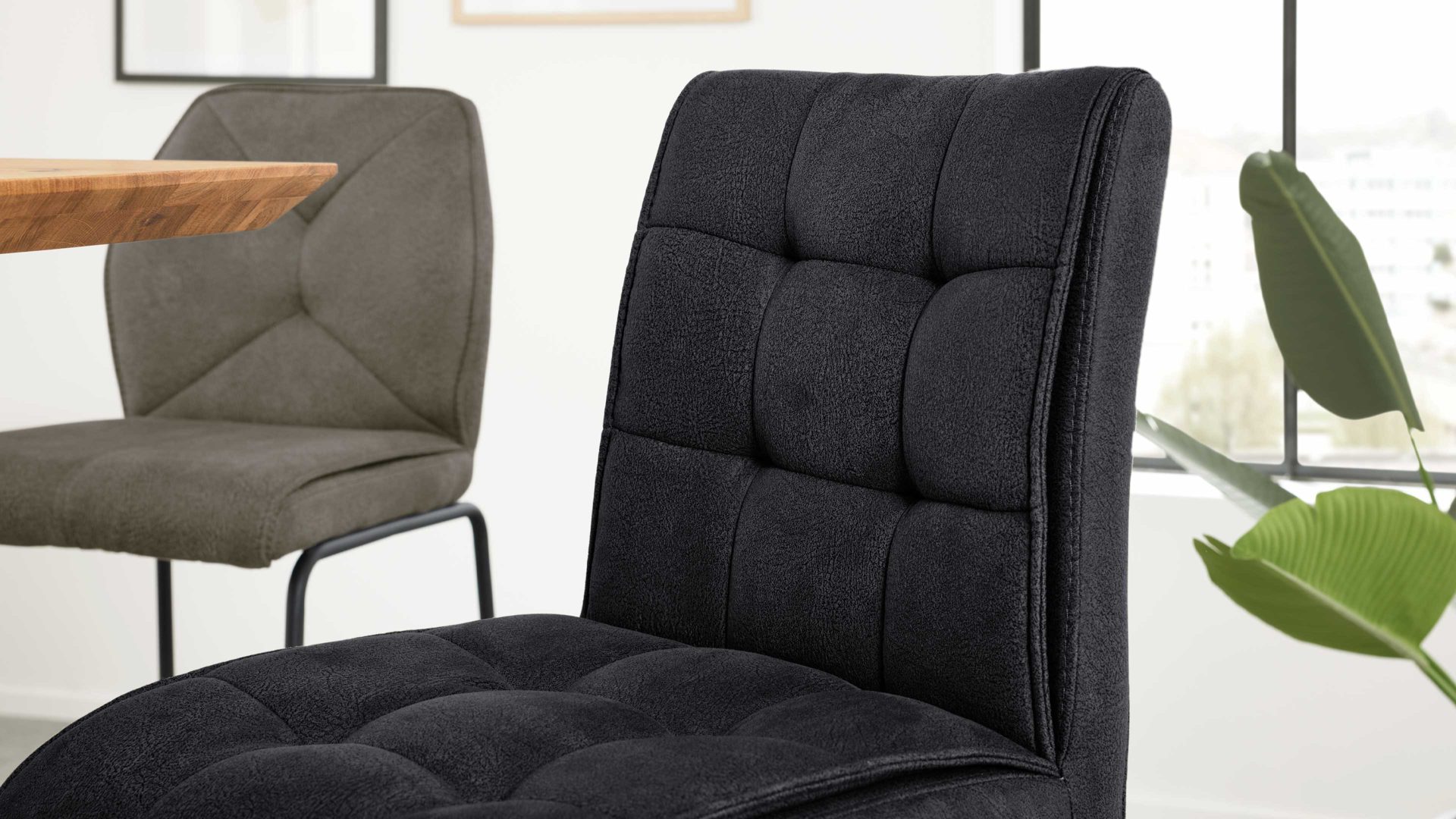 Barstuhl Interliving aus Kunstfaser in Schwarz Interliving Esszimmer Serie 5104 – Barstuhl BL52 mit Drehfunktion carbonschwarze Mikrofaser Night & mattschwarzer Sternfuß
