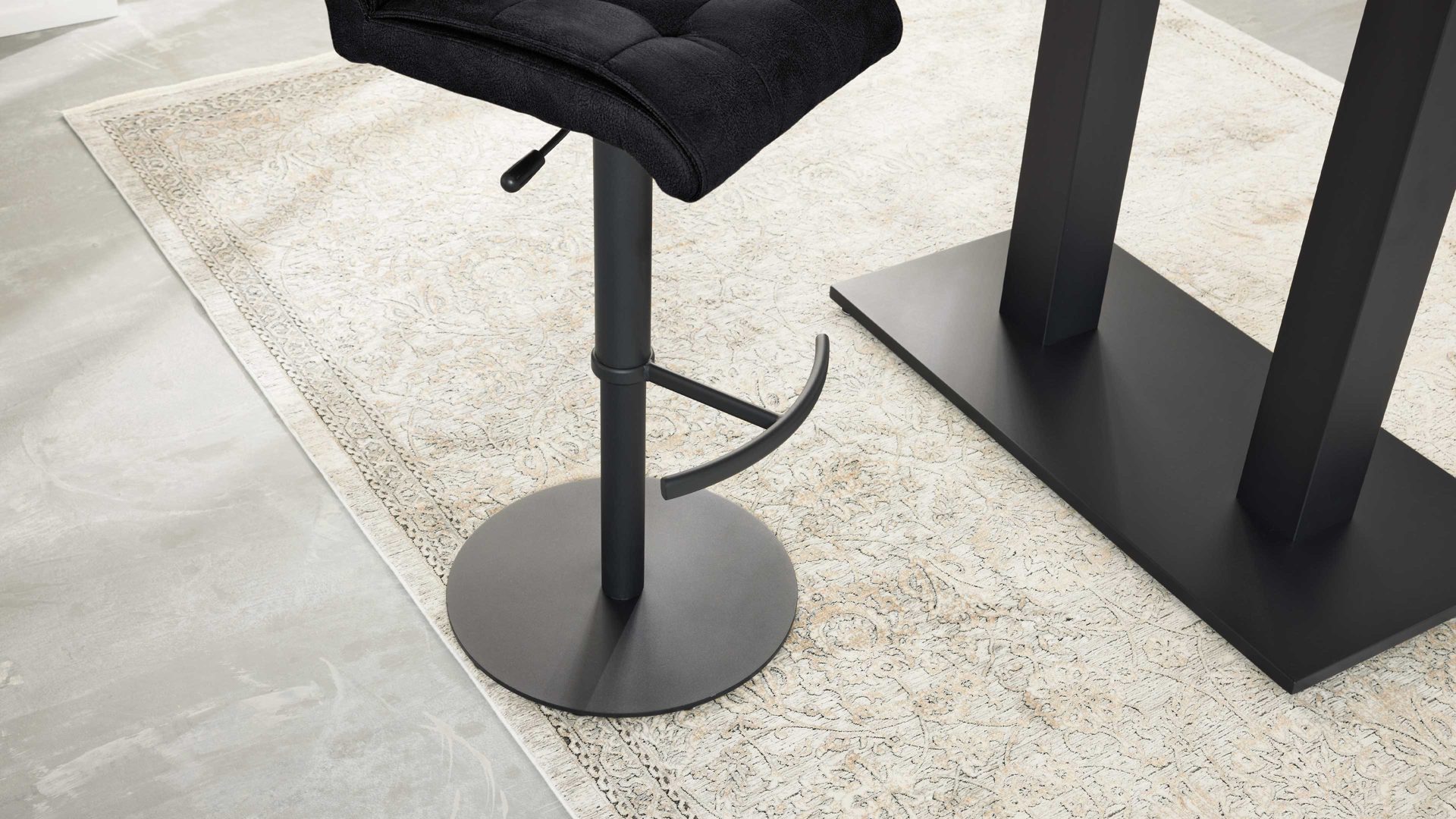Barstuhl Interliving aus Kunstfaser in Schwarz Interliving Esszimmer Serie 5104 – Barstuhl mit Drehfunktion BL64 carbonschwarze Mikrofaser Night & mattschwarzer Tellerfuß