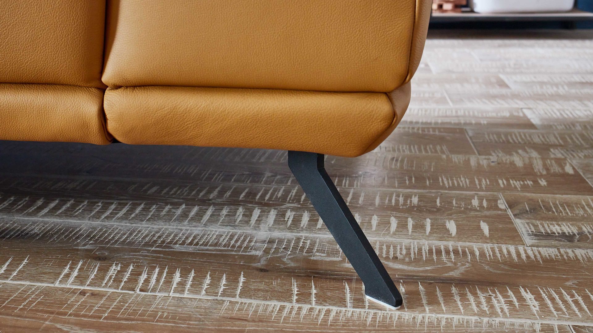 Polsterhocker modulmaster aus Leder in Orange Modulmaster MM-PN1167 - XXL-Hocker kurkumafarbenes Leder Torro & schwarze Metallfüße - ca. 133 x 72 cm