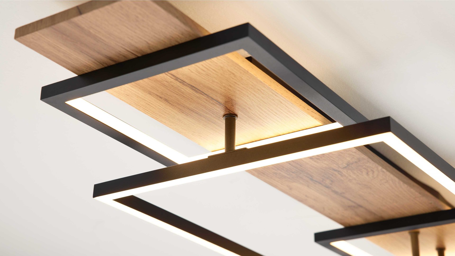 Deckenleuchte Interliving aus Metall in Schwarz Interliving Leuchten Serie 9342 - Deckenlampe dunkles Holz & mattschwarzes Metall - Länge ca. 125 cm