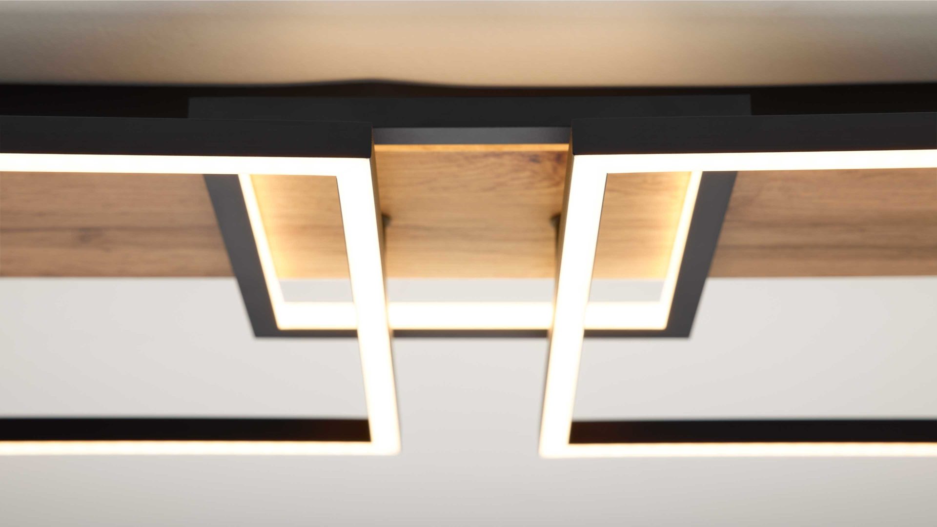 Deckenleuchte Interliving aus Metall in Schwarz Interliving Leuchten Serie 9342 - Deckenlampe dunkles Holz & mattschwarzes Metall - Länge ca. 125 cm