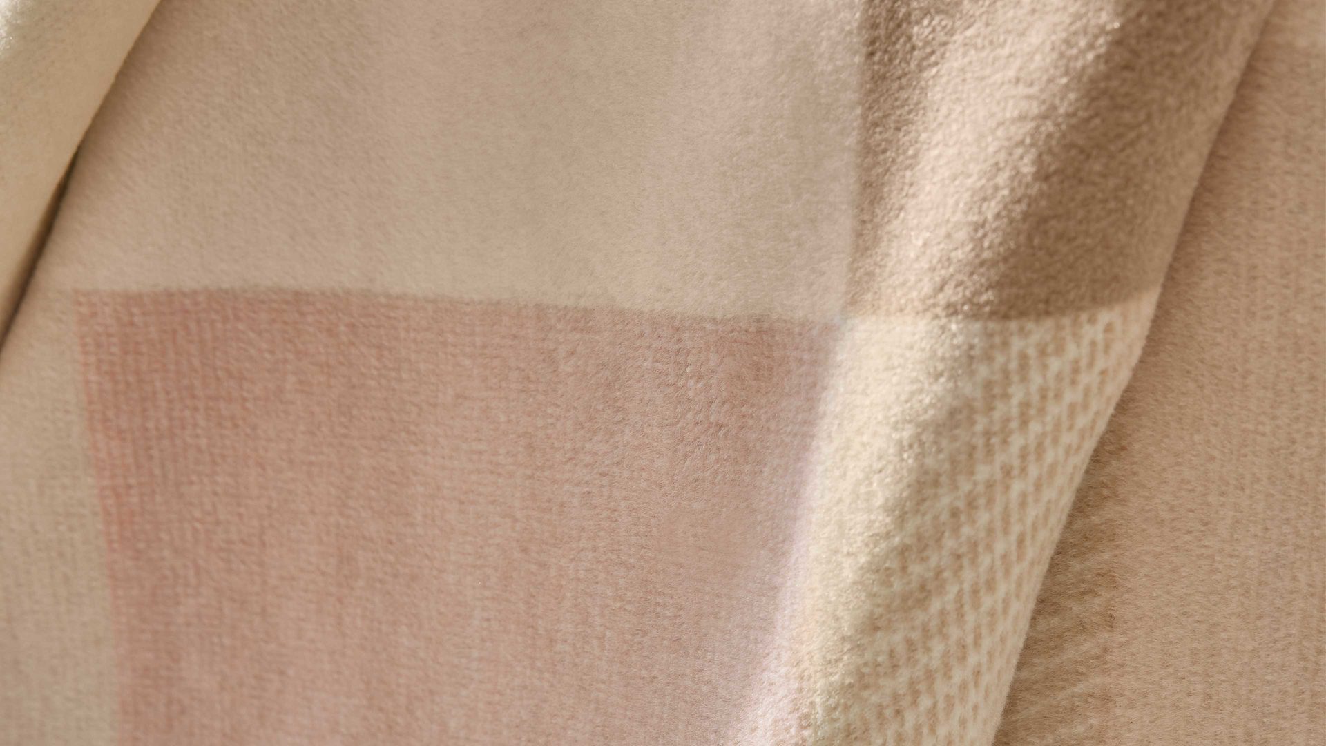 Wohndecke Interliving aus Mischgewebe in Rosa Interliving Wohndecke Serie 9114 Classic Lotus – ca. 150 x 200 cm