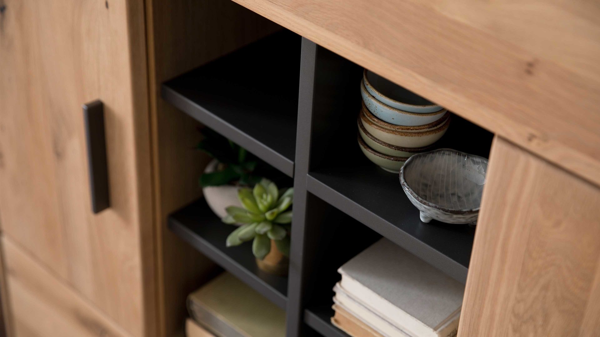 Wohnwand Mca direkt aus Holz in Holzfarben Wohnprogramm Portland - Wohnkombination II Asteiche bianco & Anthrazit – vierteilig, Breite ca. 338 cm