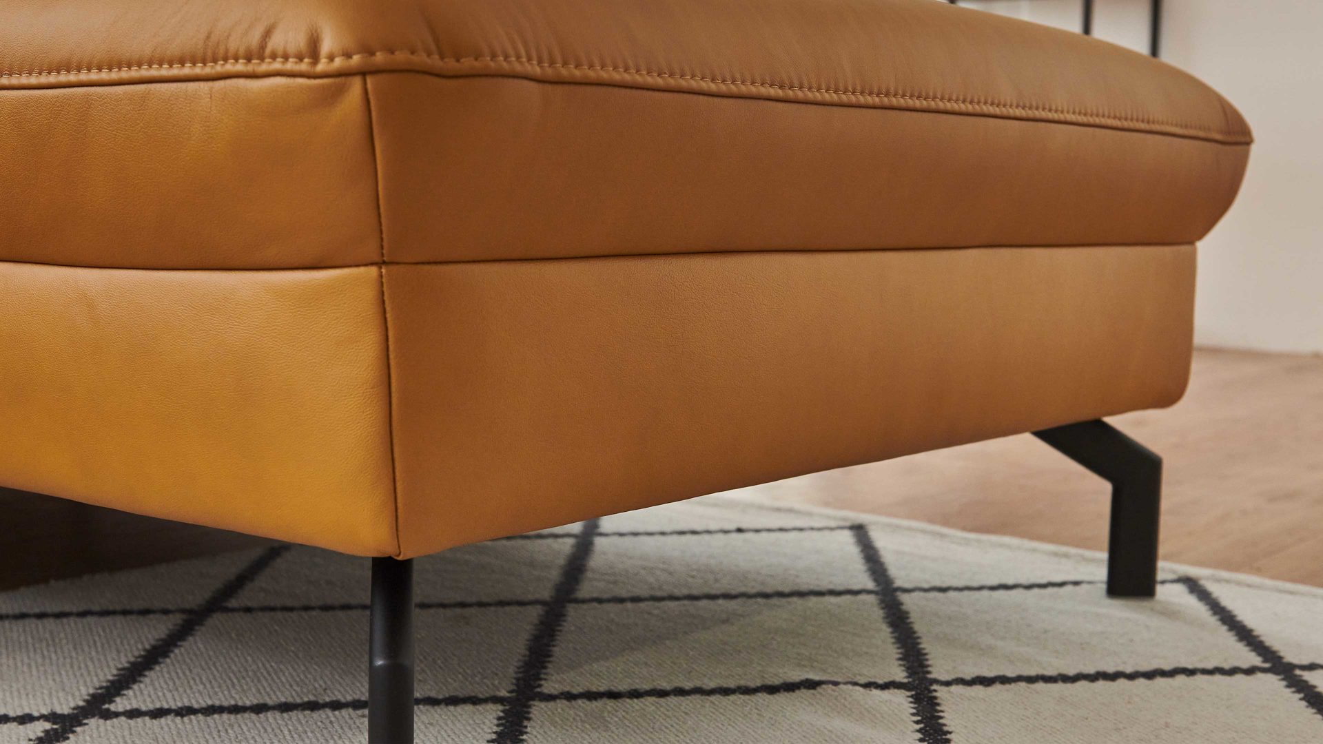 Ecksofa modulmaster aus Leder in Orange Modulmaster MM-PN1126 - Ecksofa kurkumafarbenes Leder Torro & schwarze Metallfüße - Stellfläche ca. 248 x 179 cm