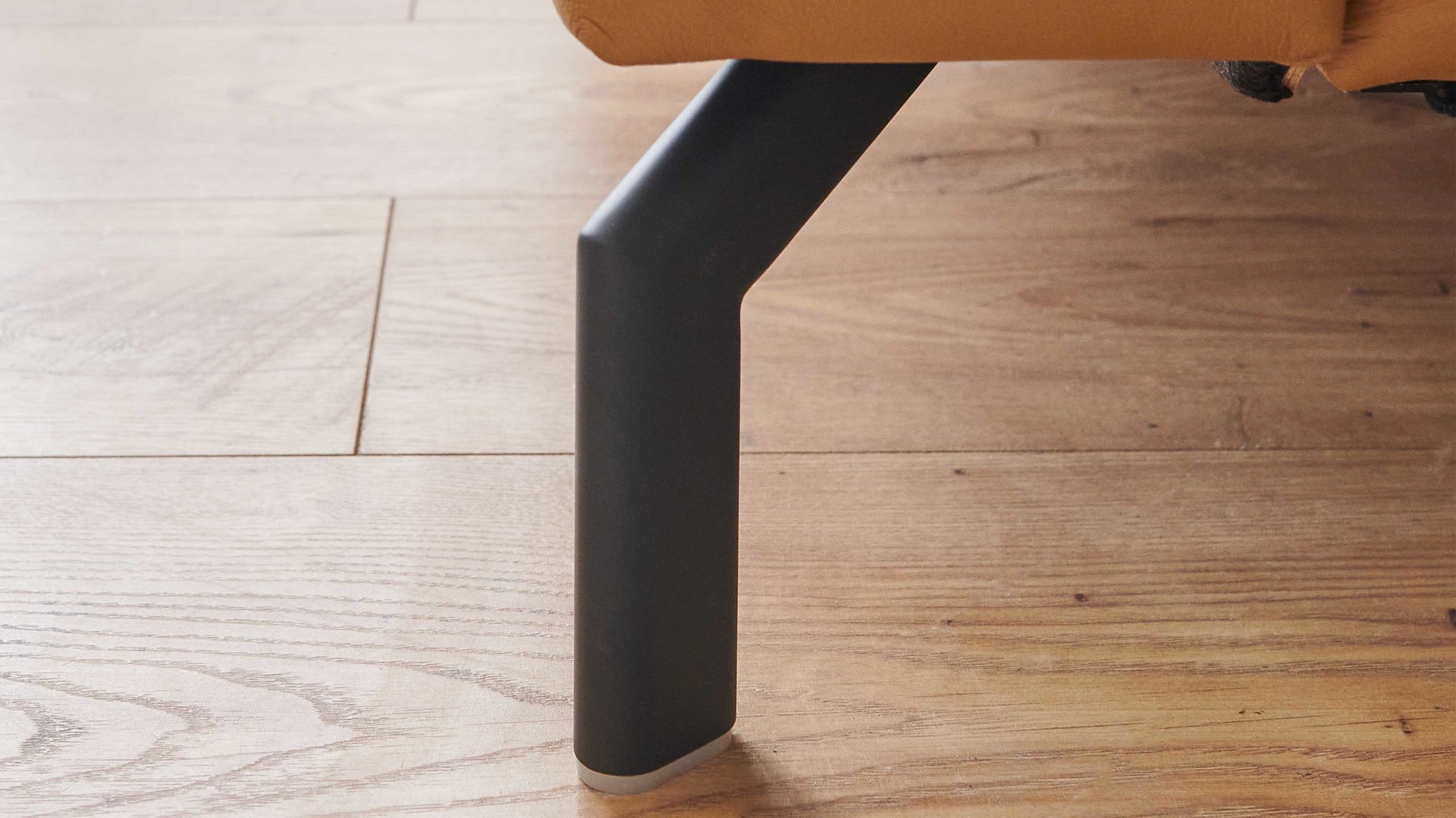 Ecksofa modulmaster aus Leder in Orange Modulmaster MM-PN1126 - Ecksofa kurkumafarbenes Leder Torro & schwarze Metallfüße - Stellfläche ca. 274 x 179 cm