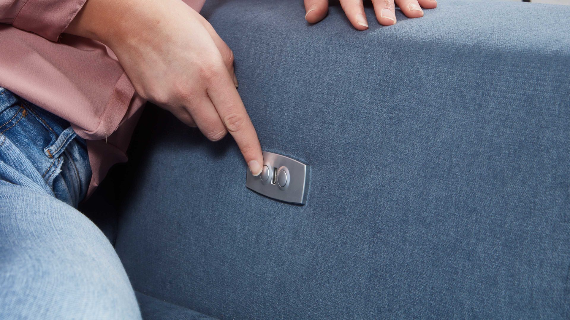 Funktion KAWOO aus Metall in Chrom KAWOO Serie 7567 - motorische Vorziehfunktion chromfarbener Einbauschalter