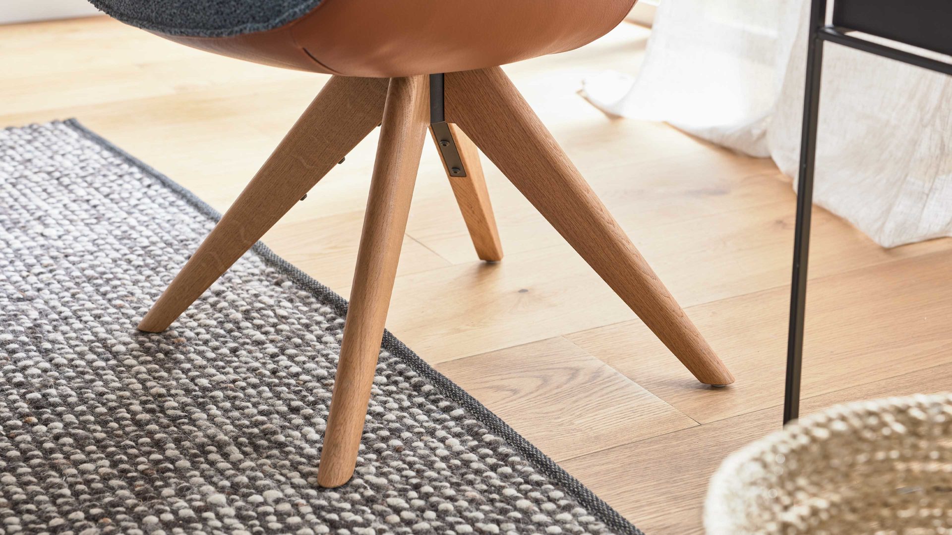 Polsterstuhl Interliving aus Stoff in Blau Interliving Esszimmer Serie 5115 - Armlehnstuhl in Stoff-Leder-Kombination sattelfarbenes Leder LD2015 & denimfarbener Bezug Alpine 153, Eiche