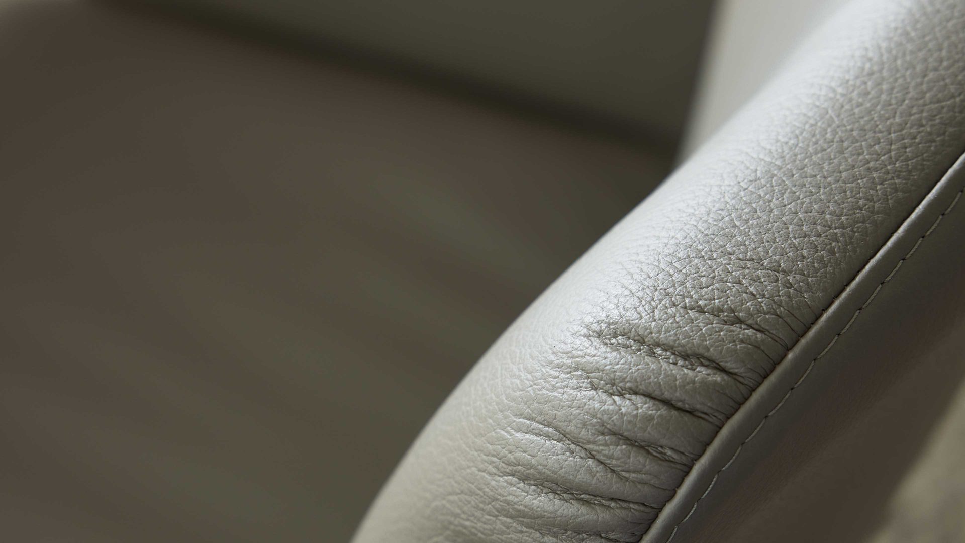 Polsterstuhl Interliving aus Leder in Grau Interliving Esszimmer Serie 5115 - Armlehn-Drehstuhl Vive Donna V39 lavafarbenes Leder & anthrazitfarbenes Metall