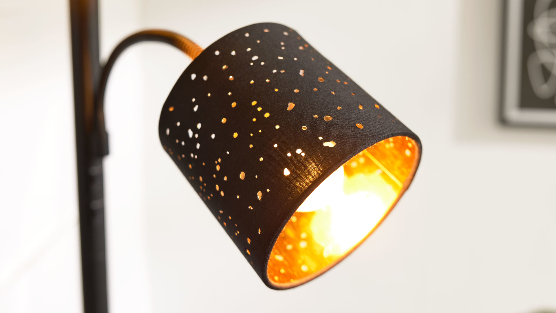 Stehleuchte Interliving aus Stoff in Schwarz Interliving Leuchten Serie 9343 - Stehleuchte Schwarz & Gold – Höhe ca. 175 cm