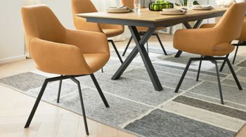 Polsterstuhl Interliving aus Kunstfaser in Orange Interliving Esszimmer Serie 5112 - Schalenstuhl V232 kurkumafarbene Mikrofaser Gavin A3 & anthrazitfarbenes Metall